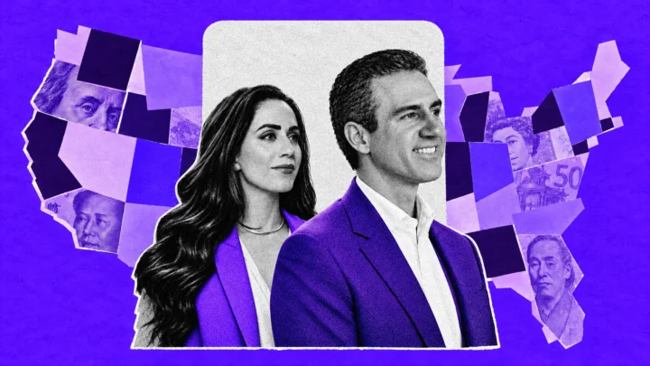 Dois profissionais de negócios posicionados contra fundo roxo com mapa dos Estados Unidos e notas de dólar, representando a expansão de empresa fintech para o mercado americano