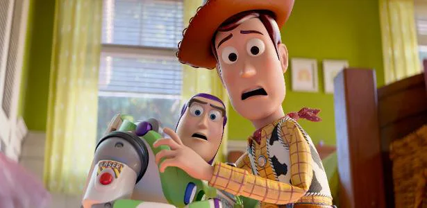 Personagens animados de filme infantil de ficção científica e faroeste expressam preocupação em cena de interior com paredes amarelas
