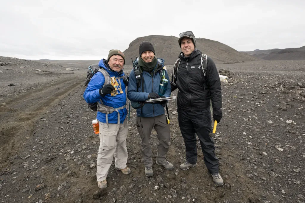 O astronauta da JAXA (Agência de Exploração Aeroespacial do Japão) Akihiko Hoshide e os candidatos a astronauta da NASA Cameron Jones e Yuri Kubo participaram de treinamento de campo em geologia na Islândia, ao lado de astronautas da NASA, equipes de apoio à missão Artemis e instrutores de geologia.