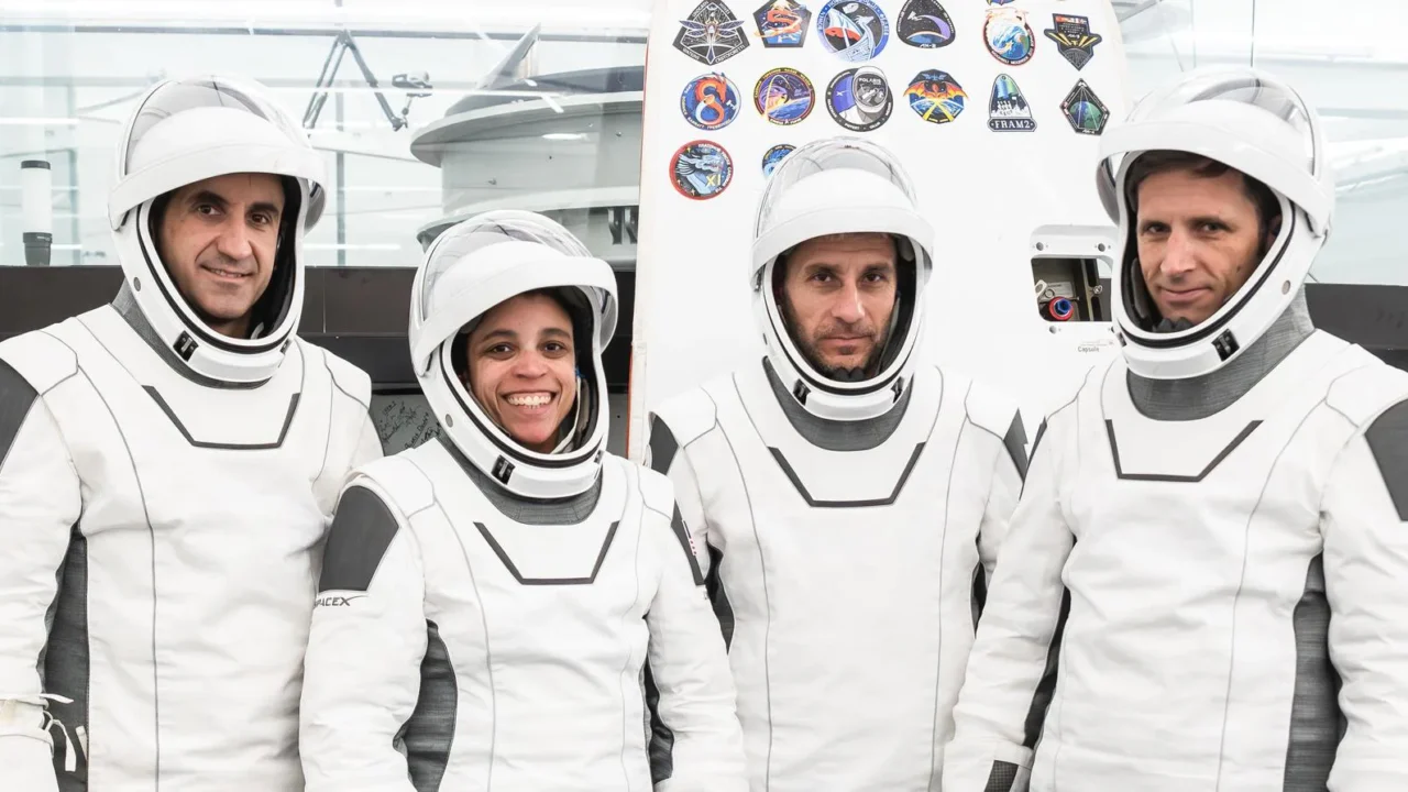 Os membros da Crew-13 da SpaceX posam para um retrato usando seus trajes pressurizados durante uma sessão de treinamento pré-voo na sede da empresa em Hawthorne, Califórnia. Da esquerda para a direita estão o cosmonauta da Roscosmos Sergey Teteryatnikov, os astronautas da NASA Jessica Watkins e