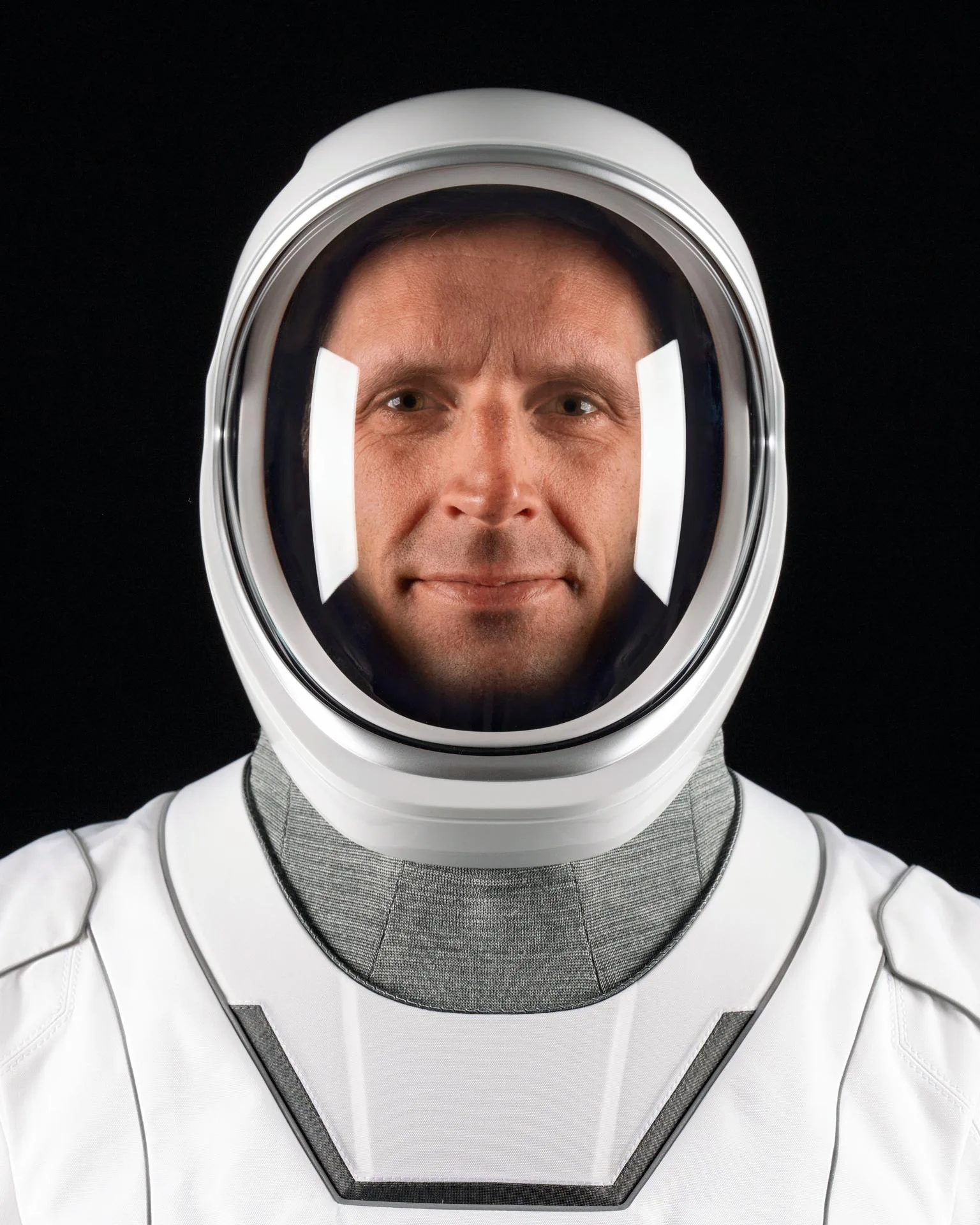 O astronauta da CSA (Agência Espacial Canadense) Joshua Kutryk, especialista de missão da Crew-13 da SpaceX para a NASA à Estação Espacial Internacional, posa para um retrato usando seu traje pressurizado na sede da SpaceX em Hawthorne, Califórnia.