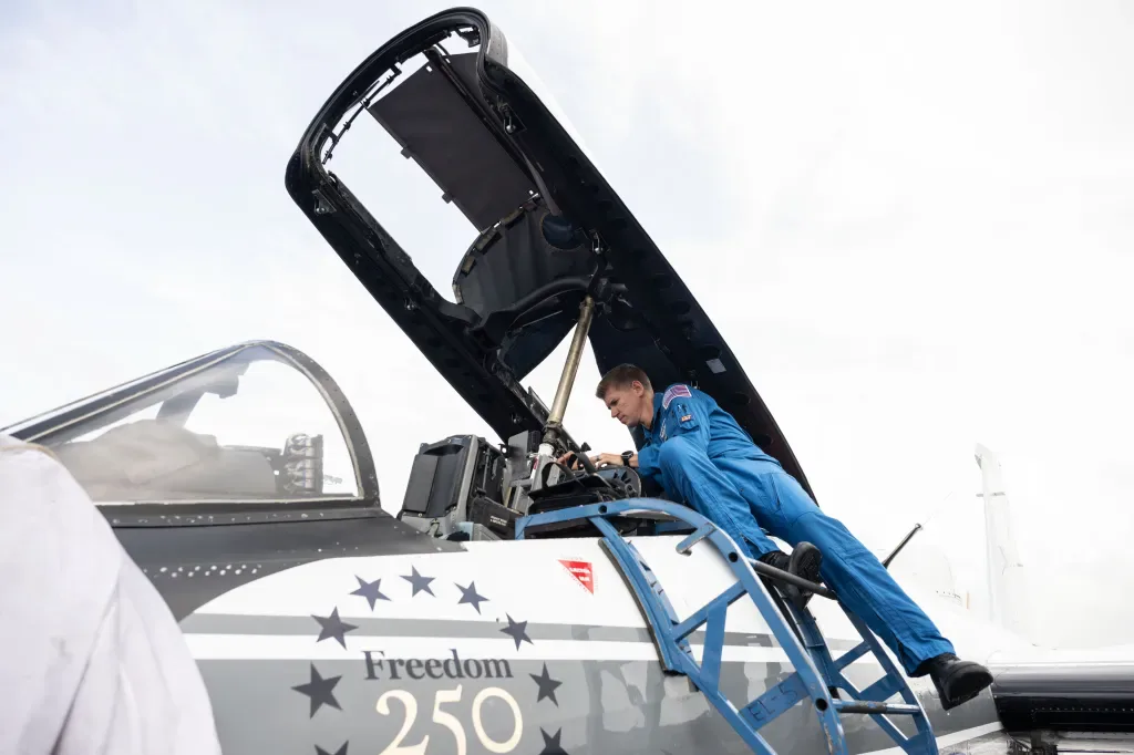 O candidato a astronauta da NASA Adam Fuhrmann conclui as verificações pré-voo de uma aeronave WB-57 no Ellington Field.