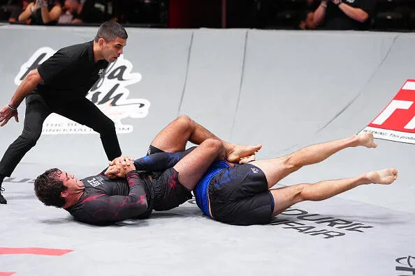Atleta mantém posição no chão durante luta de jiu-jitsu em evento de combate em Las Vegas