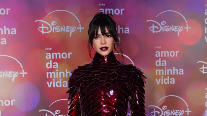 Bruna Marquezine posa em frente ao painel da Disney+ durante a première da 2ª temporada de 'Amor da Minha Vida', no Museu do Amanhã, no Rio de Janeiro.