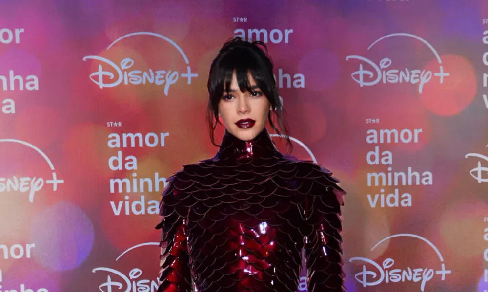 Bruna Marquezine posa em frente ao painel da Disney+ durante a première da 2ª temporada de 'Amor da Minha Vida', no Museu do Amanhã, no Rio de Janeiro.