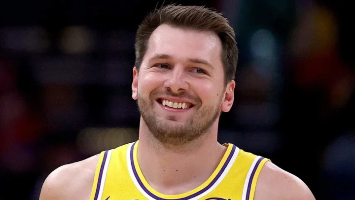 Jogador de basquete do Los Angeles Lakers sorri durante partida contra o Houston Rockets na Toyota Center