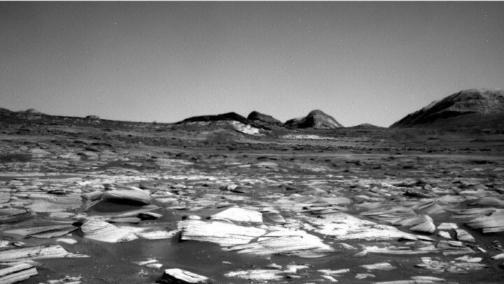 O rover Curiosity da NASA, em Marte, capturou esta imagem, mostrando o caminho à frente. As sutis faixas podem ser percebidas aqui em diferenças de tonalidade. O Curiosity capturou a imagem usando sua Câmera de Navegação Direita em 14 de setembro de 2026, Sol 5014, ou dia marciano 5,014 da missão