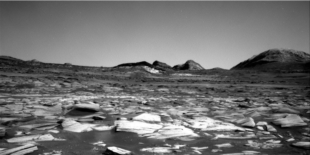 O rover Curiosity da NASA, em Marte, capturou esta imagem, mostrando o caminho à frente. As sutis faixas podem ser percebidas aqui em diferenças de tonalidade. O Curiosity capturou a imagem usando sua Câmera de Navegação Direita em 14 de setembro de 2026, Sol 5014, ou dia marciano 5,014 da missão