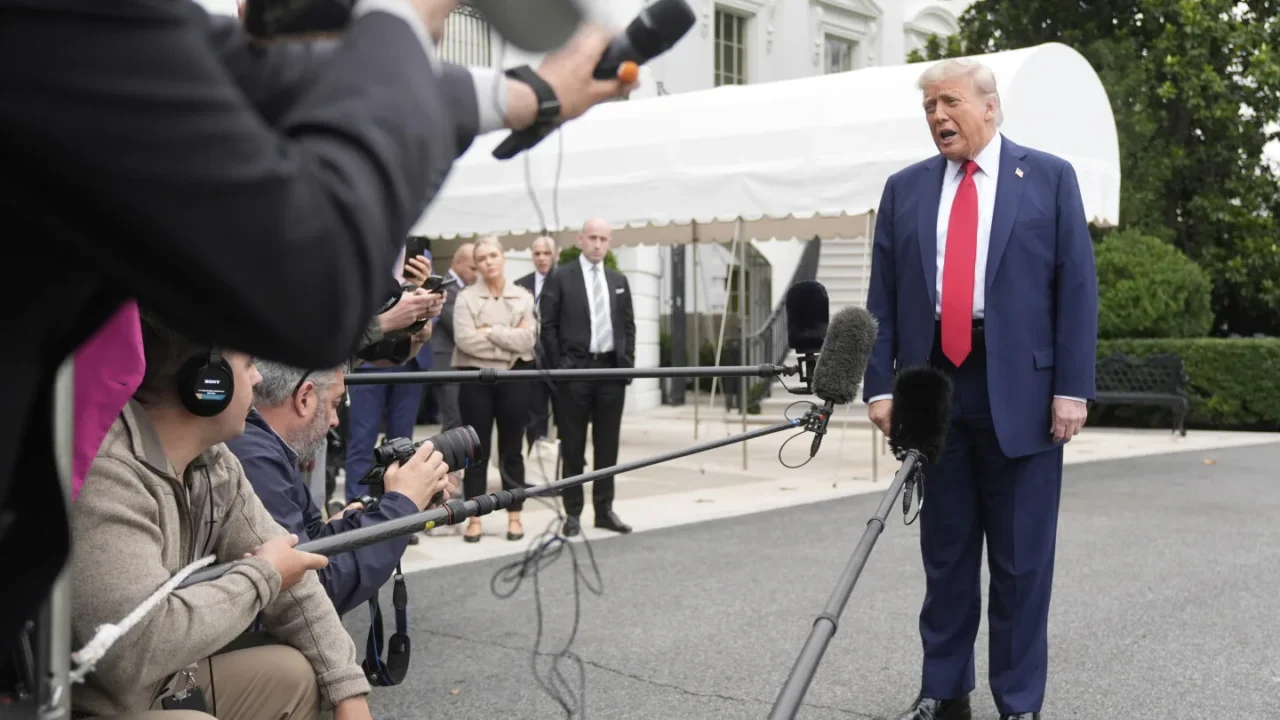 Trump para e conversa com repórteres na Casa Branca