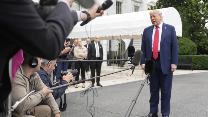 Trump para e conversa com repórteres na Casa Branca