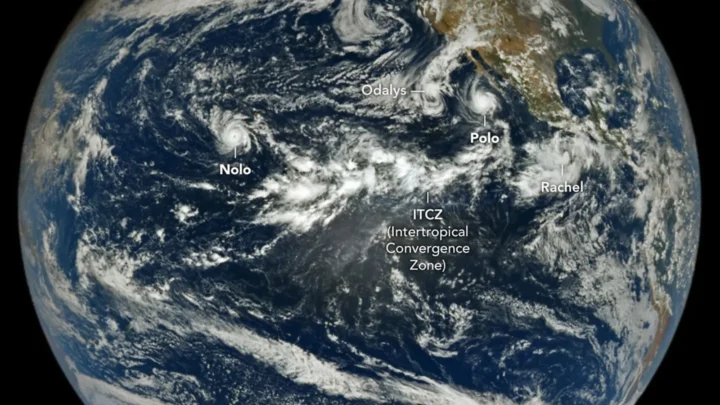 As bacias do nordeste e do centro do Pacífico estão movimentadas com atividade de ciclones tropicais nesta imagem obtida com o EPIC (Earth Polychromatic Imaging Camera) da NASA a bordo do satélite DSCOVR (Deep Space Climate Observatory), em 27 de setembro de 2026. Uma faixa de nuvens e tempestades