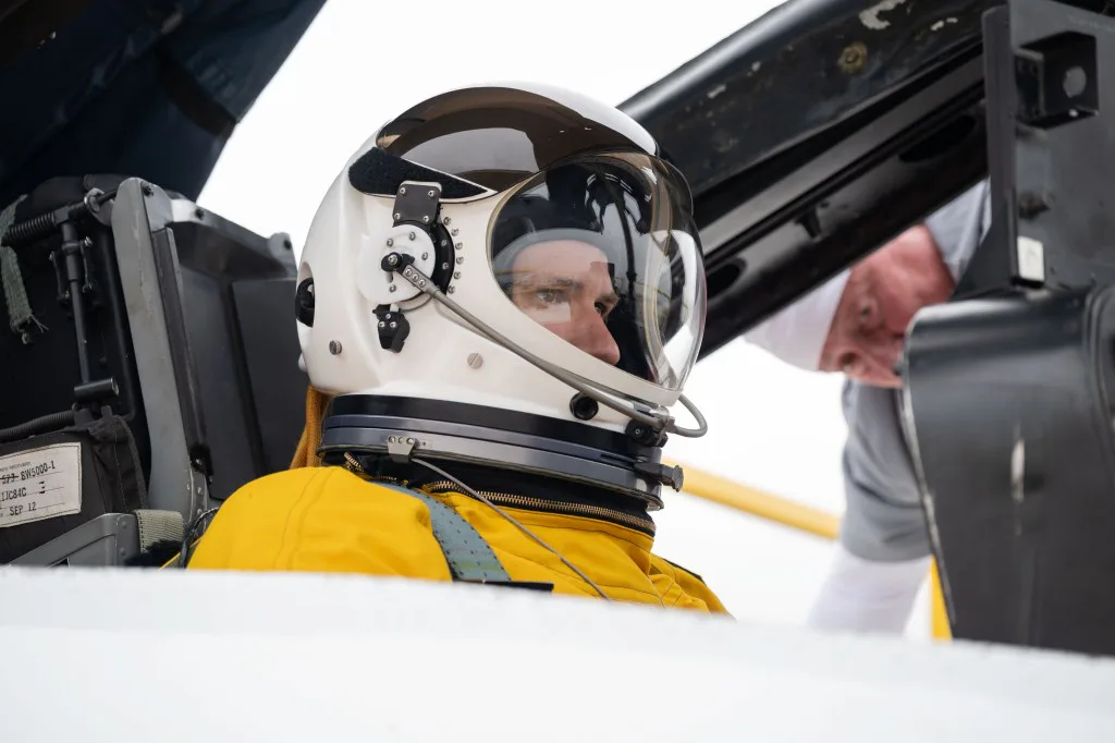 O candidato a astronauta da NASA Adam Furhmann senta-se na cabine de uma aeronave WB-57 enquanto se prepara para o treinamento de voo.