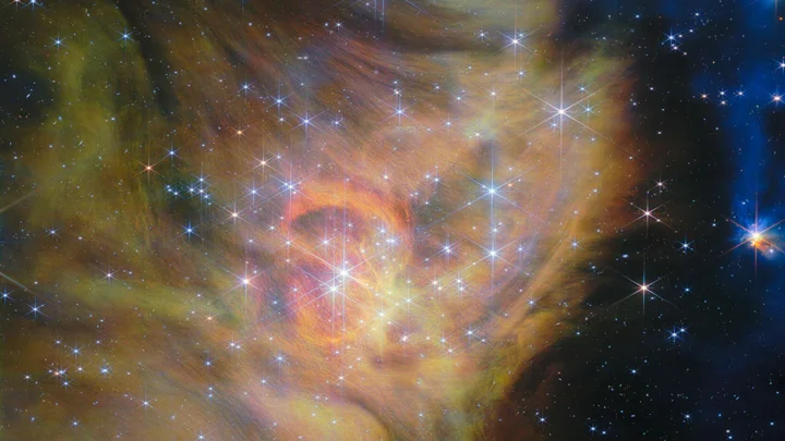 O Telescópio Espacial James Webb da NASA observou recentemente IC 348, uma região de formação estelar a apenas 1,000 anos-luz da Terra. A visão nítida do Webb revelou pequenas anãs marrons, algumas com apenas duas vezes a massa de Júpiter, e estrelas jovens ejetando jatos poderosos que colidem com
