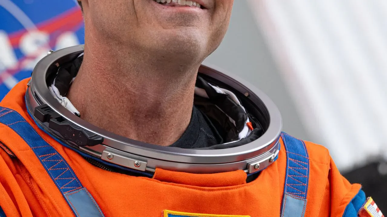 O astronauta da NASA Reid Wiseman se prepara para deixar o Edifício de Operações e Checagem Neil A. Armstrong rumo ao Complexo de Lançamento 39B no Centro Espacial Kennedy da agência, na Flórida, para embarcar no foguete SLS (Sistema de Lançamento Espacial) e na espaçonave Orion da NASA para o