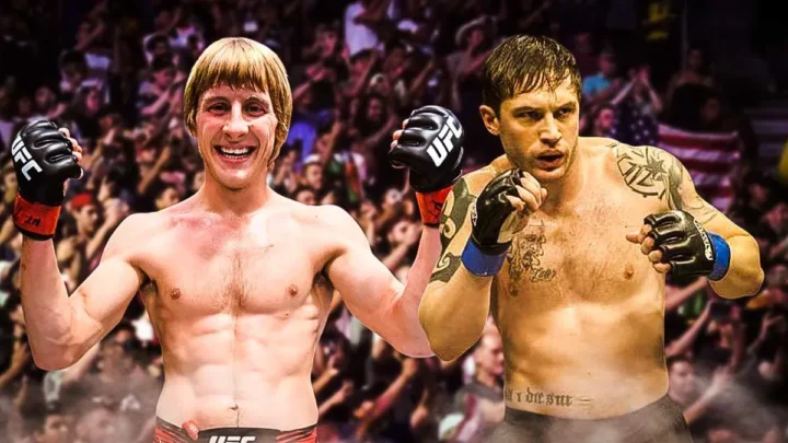 Dois lutadores de artes marciais mistas posam com luvas de boxe em octógono, com multidão ao fundo em evento esportivo
