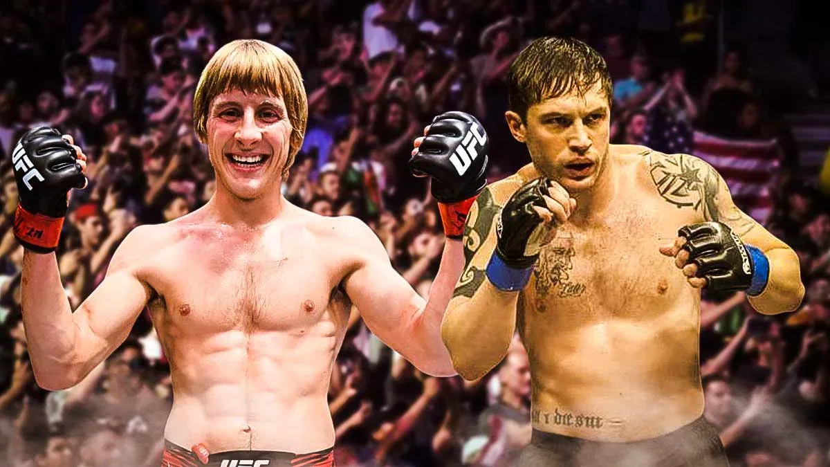 Dois lutadores de artes marciais mistas posam com luvas de boxe em octógono, com multidão ao fundo em evento esportivo