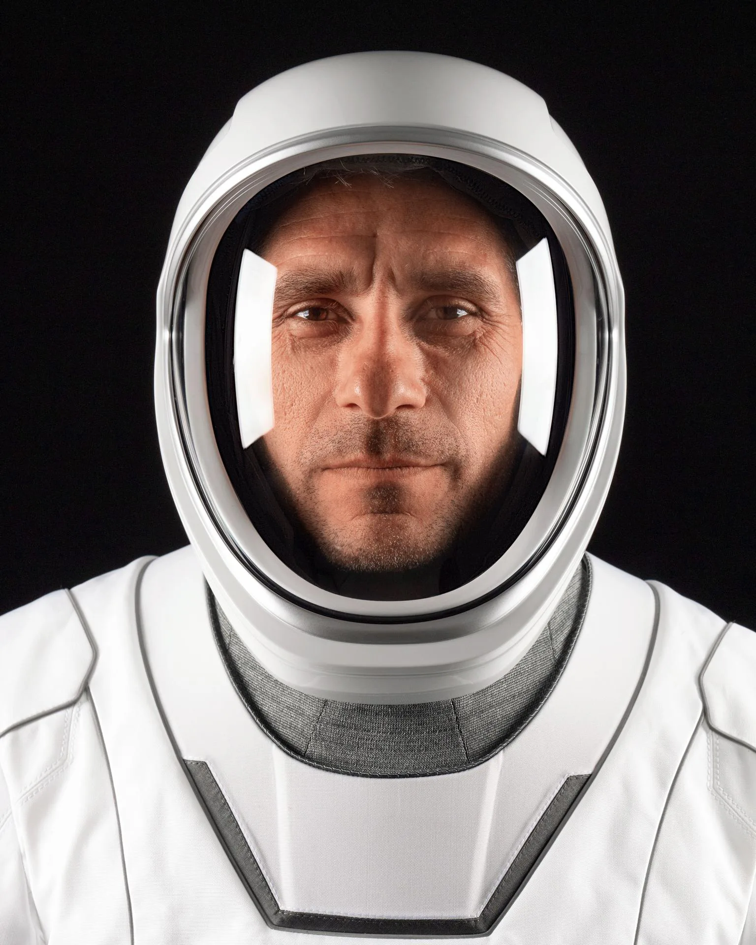 O astronauta da NASA Luke Delaney, piloto da missão Crew-13 da SpaceX para a NASA à Estação Espacial Internacional, posa para um retrato usando seu traje pressurizado na sede da SpaceX em Hawthorne, Califórnia.