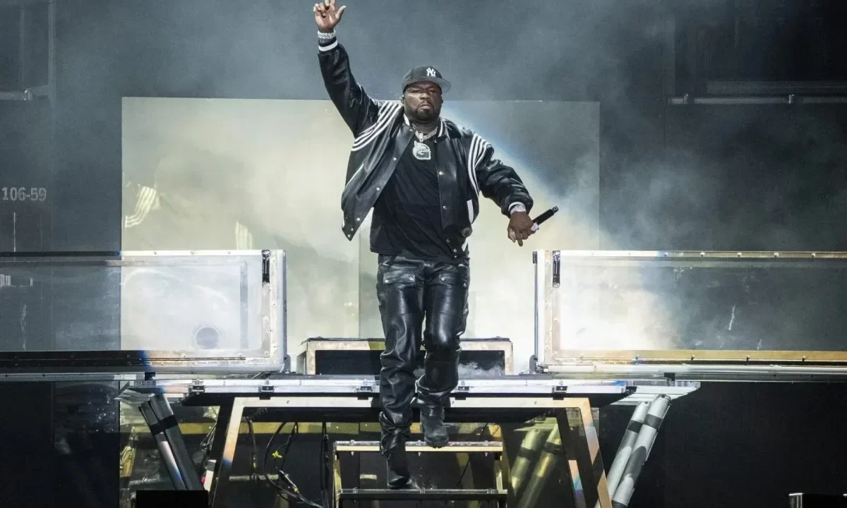 50 Cent em apresentação no palco