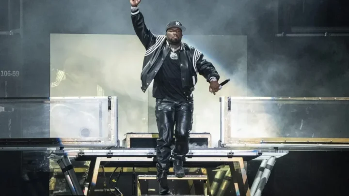 50 Cent em apresentação no palco