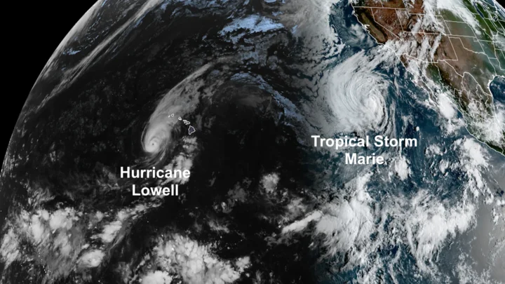 Imagem de satélite mostra o Furacão Lowell se aproximando do Havaí durante a noite, enquanto a Tempestade Tropical Marie aparece ao amanhecer no Oceano Pacífico Norte