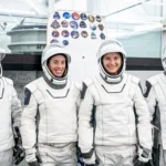 Membros da tripulação Crew-14 da SpaceX da NASA durante treinamento pré-voo nas instalações da SpaceX em Hawthorne, Califórnia (da esquerda para a direita, o cosmonauta da Roscosmos Arutyun Kiviryan, o astronauta da NASA Chris Birch, a astronauta da NASA Kayla Barron, e o astronauta da JAXA