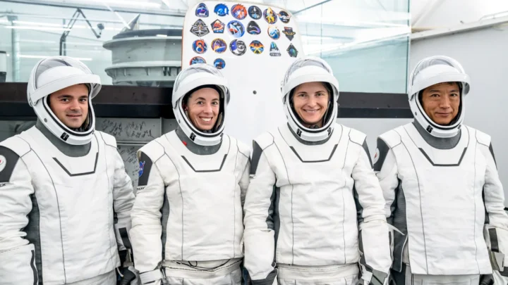 Membros da tripulação Crew-14 da SpaceX da NASA durante treinamento pré-voo nas instalações da SpaceX em Hawthorne, Califórnia (da esquerda para a direita, o cosmonauta da Roscosmos Arutyun Kiviryan, o astronauta da NASA Chris Birch, a astronauta da NASA Kayla Barron, e o astronauta da JAXA