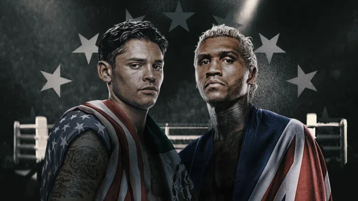 Dois boxeadores posam para foto de promoção de luta, usando roupas de treino com cores de bandeira americana, em frente a fundo com estrelas e rinque de boxe