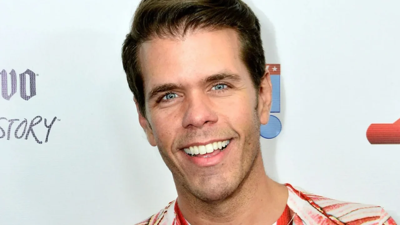 Perez Hilton, personalidade da mídia, posa para foto em evento