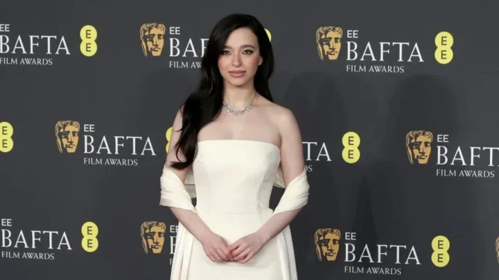 Mikey Madison comparece ao tapete da cerimônia do BAFTA Film Awards.