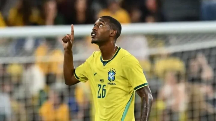 Jogador da seleção brasileira comemora durante partida contra a Austrália em estádio com torcedores ao fundo