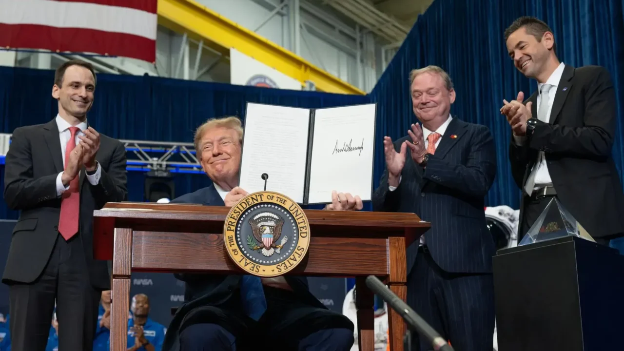 O presidente Donald Trump apresenta uma ordem executiva que estabelece a Academia Espacial dos Estados Unidos durante um evento para conceder a Medalha de Honra Espacial do Congresso à tripulação da Artemis II, enquanto Michael Kratsios, diretor do Escritório de Política Científica e Tecnológica, à