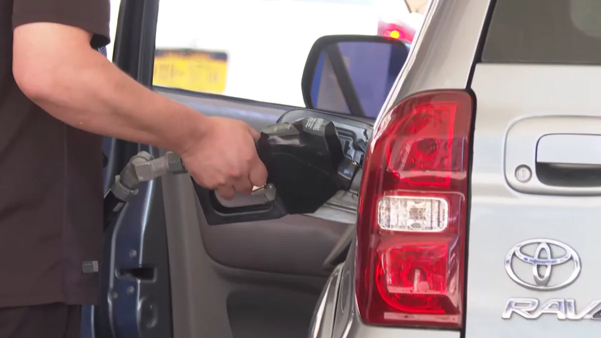 Irã anuncia zona de exclusão perto do Estreito de Hormuz após EUA atacarem petroleiros iranianos, e preço médio da gasolina nos EUA já reflete a escalada.