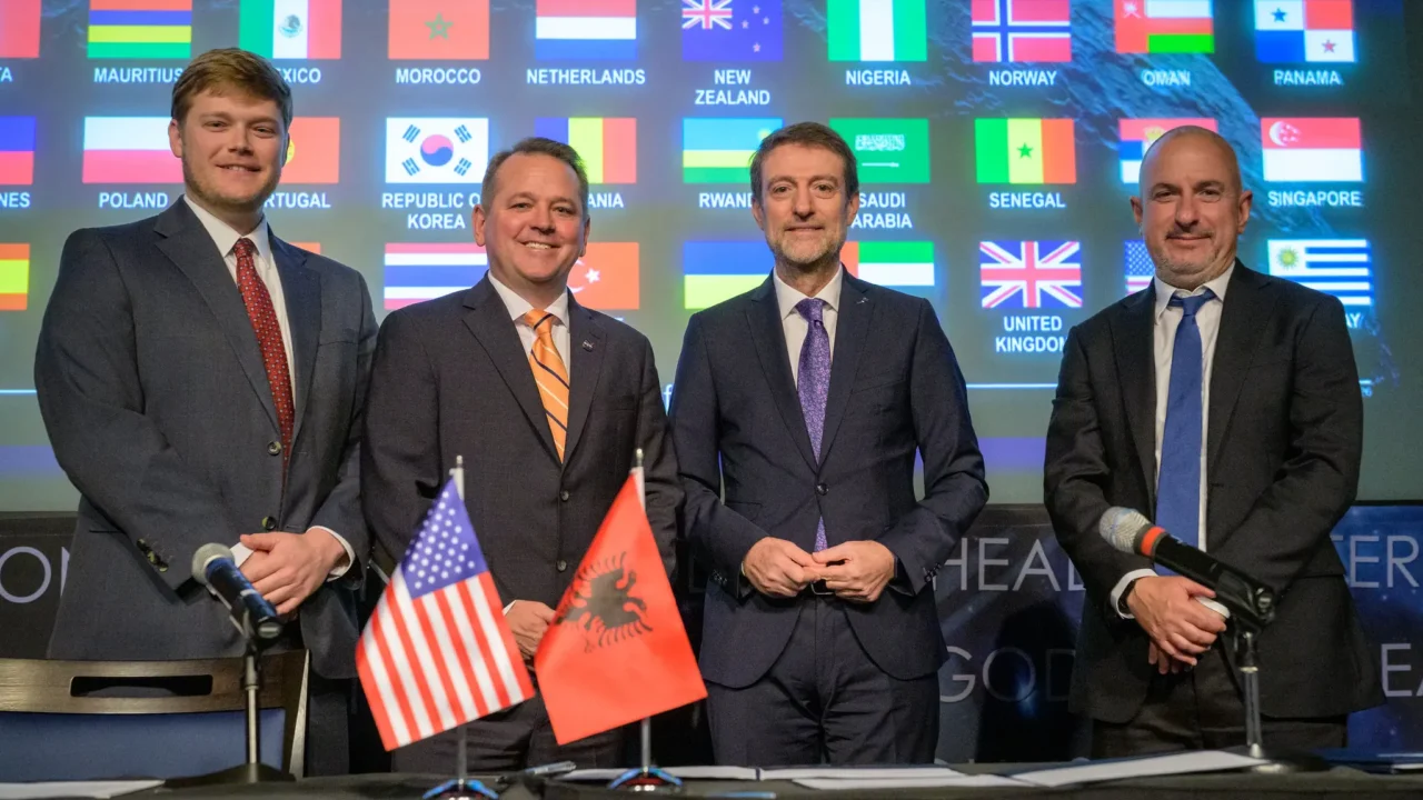 O Subsecretário Adjunto de Estado dos EUA para o Espaço e Meio Ambiente, Connor Tomlinson, à esquerda, o Administrador Adjunto da NASA, Matt Anderson, o Ministro da Europa e dos Negócios Estrangeiros da Albânia, Ferit Hoxha, e o Embaixador da República da Albânia nos Estados Unidos, Ervin Bushati,