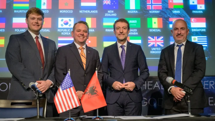 O Subsecretário Adjunto de Estado dos EUA para o Espaço e Meio Ambiente, Connor Tomlinson, à esquerda, o Administrador Adjunto da NASA, Matt Anderson, o Ministro da Europa e dos Negócios Estrangeiros da Albânia, Ferit Hoxha, e o Embaixador da República da Albânia nos Estados Unidos, Ervin Bushati,