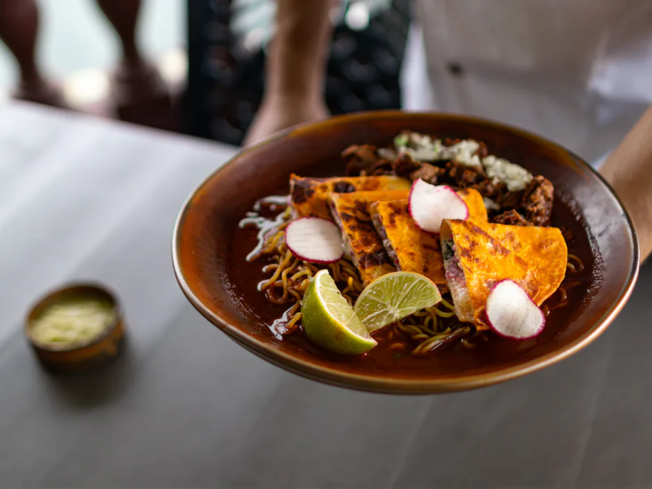 Birria Ramen do restaurante Lombard's Seafood Grille no Universal Studios Florida