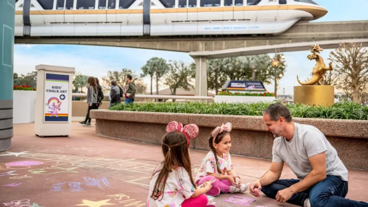 Crianças fazendo arte com giz no EPCOT Festival of the Arts 2026