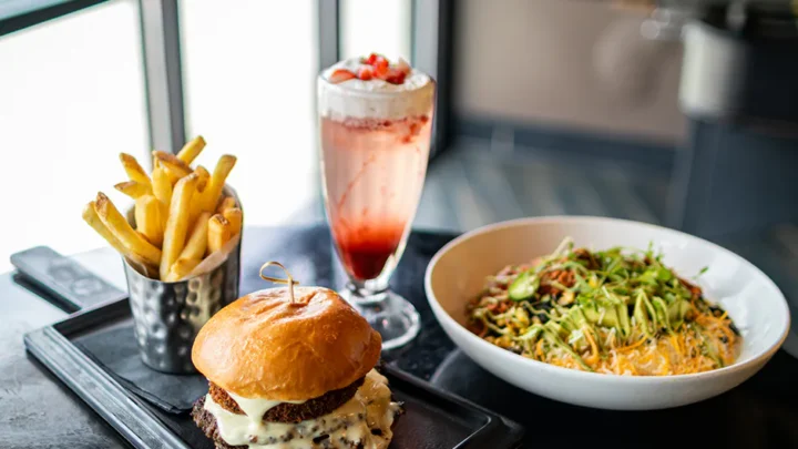 Prato de comida e bebidas da temporada da NFL no NBC Sports Grill & Brew, no Universal CityWalk.