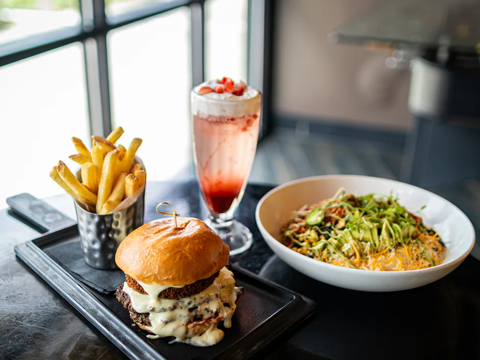 Prato de comida e bebidas da temporada da NFL no NBC Sports Grill & Brew, no Universal CityWalk.