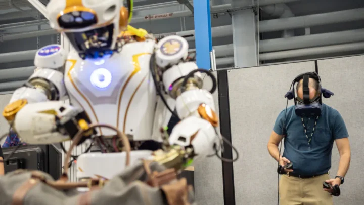 O líder da Equipe de Robótica Destra, Shaun Azimi, realiza uma demonstração com o robô humanoide Valkyrie, da NASA.