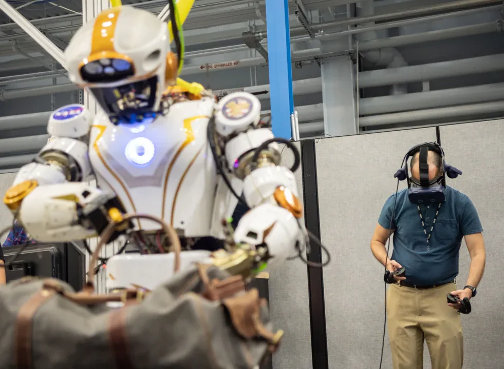 O líder da Equipe de Robótica Destra, Shaun Azimi, realiza uma demonstração com o robô humanoide Valkyrie, da NASA.