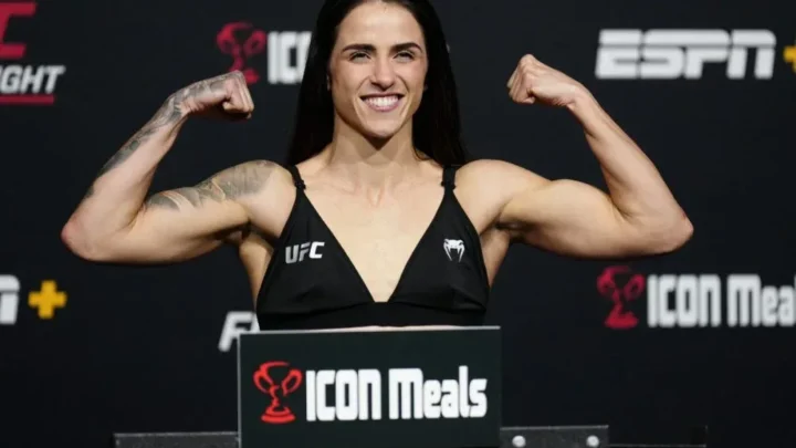 Lutadora de MMA exibe músculos flexionando os braços durante pesagem oficial do UFC, em evento transmitido pela ESPN