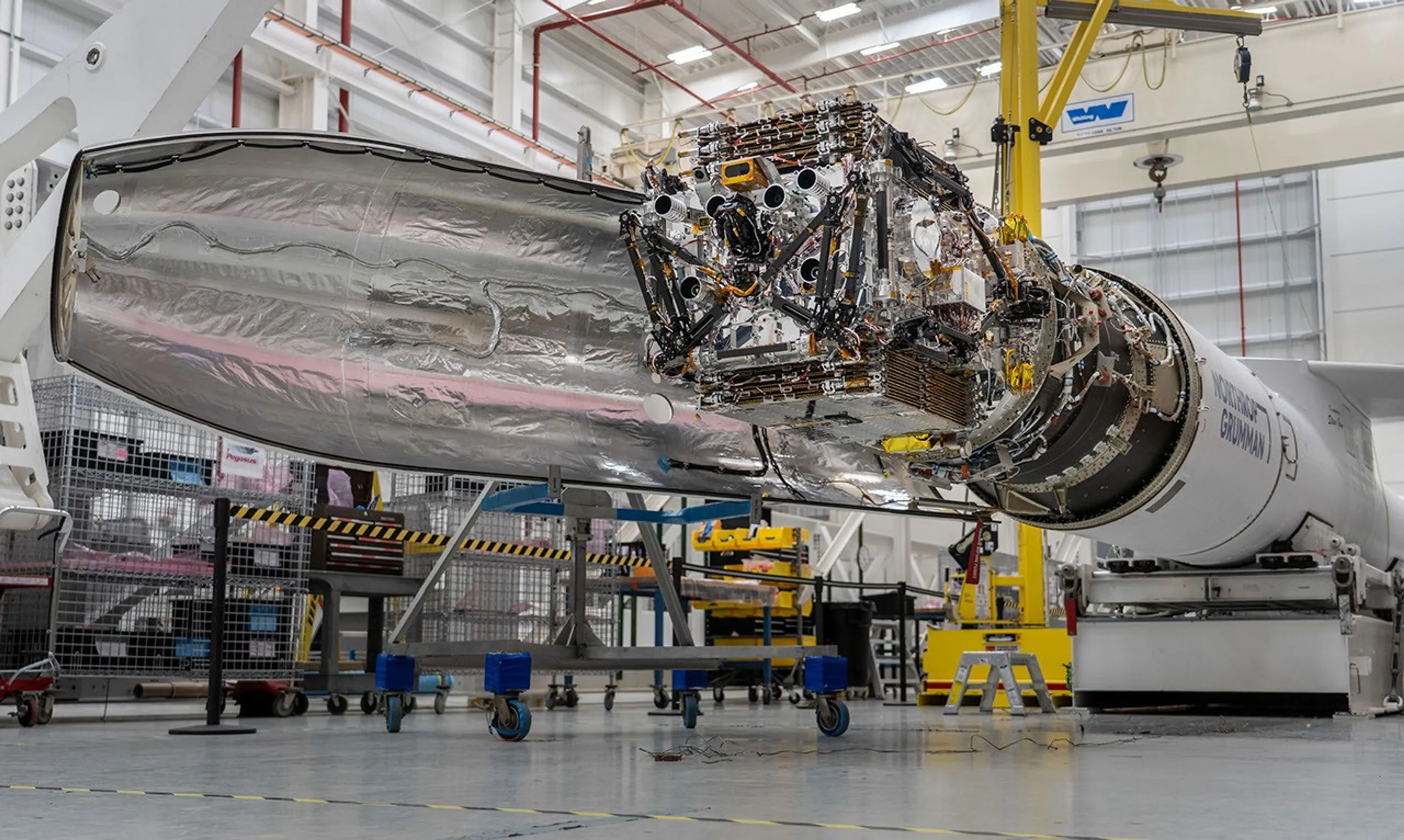 A espaçonave de manutenção robótica LINK, da Katalyst Space, aguarda o encapsulamento dentro de um foguete Pegasus XL da Northrop Grumman em 8 de junho de 2026, na Instalação de Voo Wallops da NASA, na Virgínia.