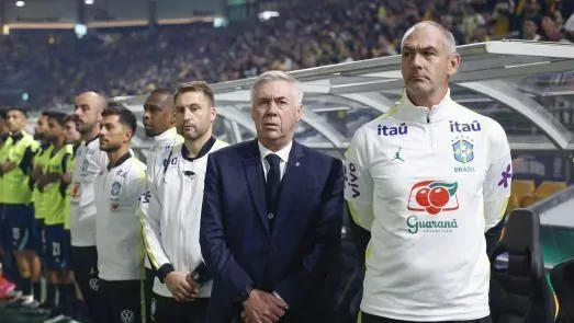 Comissão técnica e jogadores da seleção brasileira em uniforme oficial antes de partida contra a Índia
