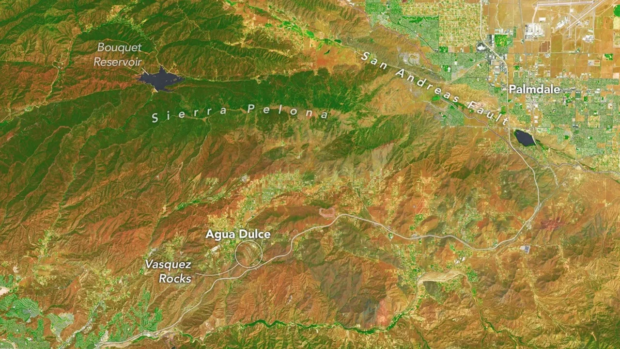 Nesta imagem em cores falsas, as áreas com vegetação mais extensa na Sierra Pelona retêm mais umidade do que as colinas que cercam Agua Dulce, fazendo com que a Sierra Pelona apareça em verde-escuro em comparação com a coloração marrom-ferrugem das colinas mais baixas. Vasquez Rocks aparece como um