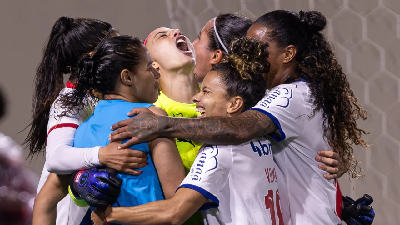 Jogadoras do Bahia se abraçam em celebração antes de partida pelo Campeonato Baiano Feminino contra o Botafogo