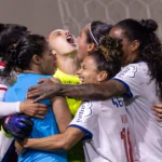 Jogadoras do Bahia se abraçam em celebração antes de partida pelo Campeonato Baiano Feminino contra o Botafogo