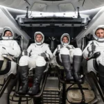 Os membros da Crew-13 da SpaceX são fotografados em seus trajes pressurizados, sentados dentro de uma maquete da espaçonave Dragon durante uma sessão de treinamento pré-voo na sede da empresa em Hawthorne, Califórnia. Da esquerda para a direita: Sergey Teteryatnikov, da Roscosmos, os astronautas da