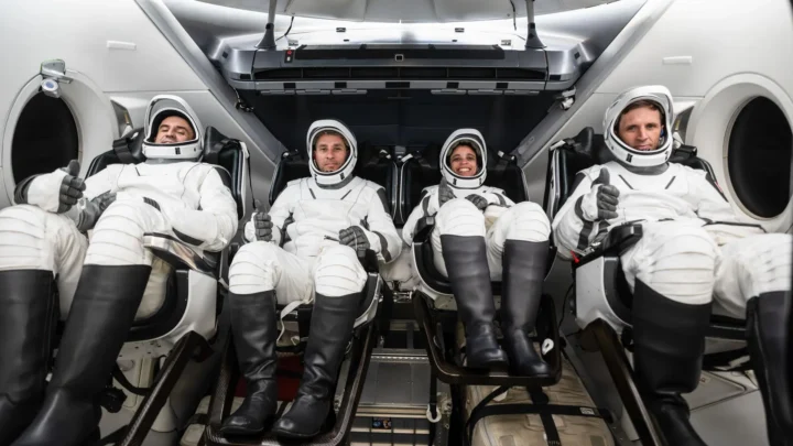 Os membros da Crew-13 da SpaceX são fotografados em seus trajes pressurizados, sentados dentro de uma maquete da espaçonave Dragon durante uma sessão de treinamento pré-voo na sede da empresa em Hawthorne, Califórnia. Da esquerda para a direita: Sergey Teteryatnikov, da Roscosmos, os astronautas da
