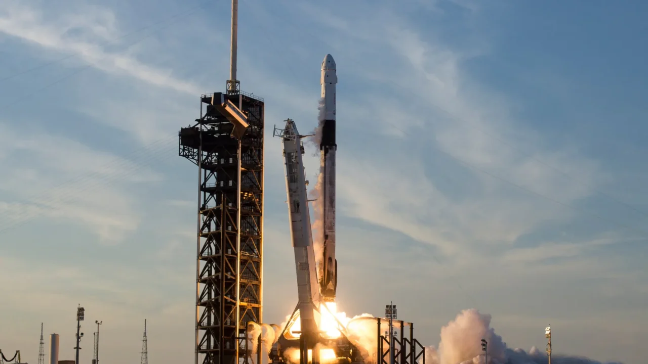Um foguete Falcon 9 da SpaceX, carregando a espaçonave Dragon da empresa, lança a missão Crew-10 da SpaceX para a NASA em direção à Estação Espacial Internacional em 14 de março de 2025.