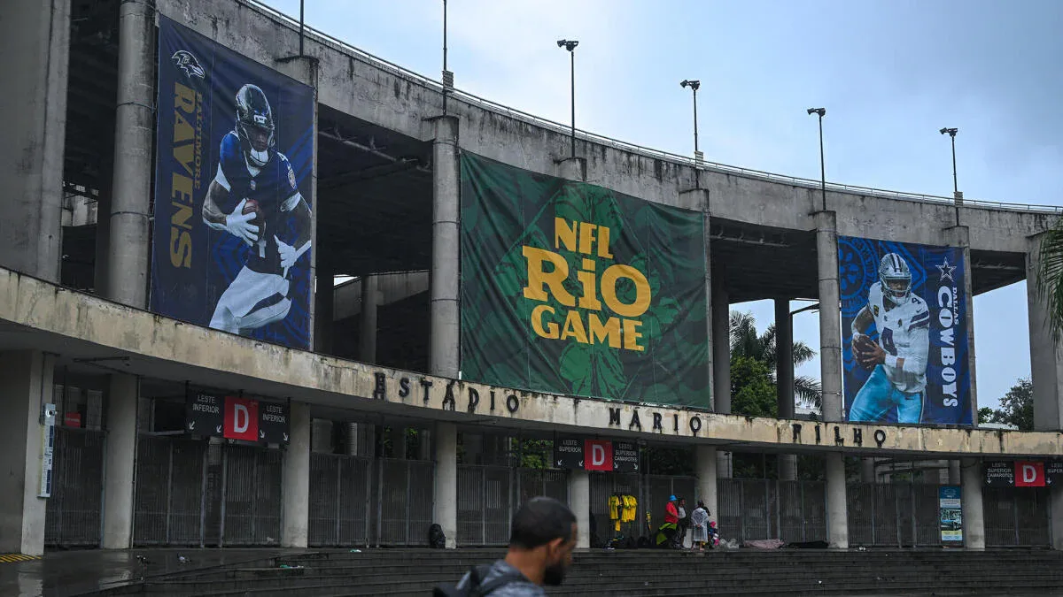 Estádio exibe banners com a inscrição NFL Rio Game, anunciando partida de futebol americano a ser realizada no Brasil, com imagens de jogadores das equipes participantes